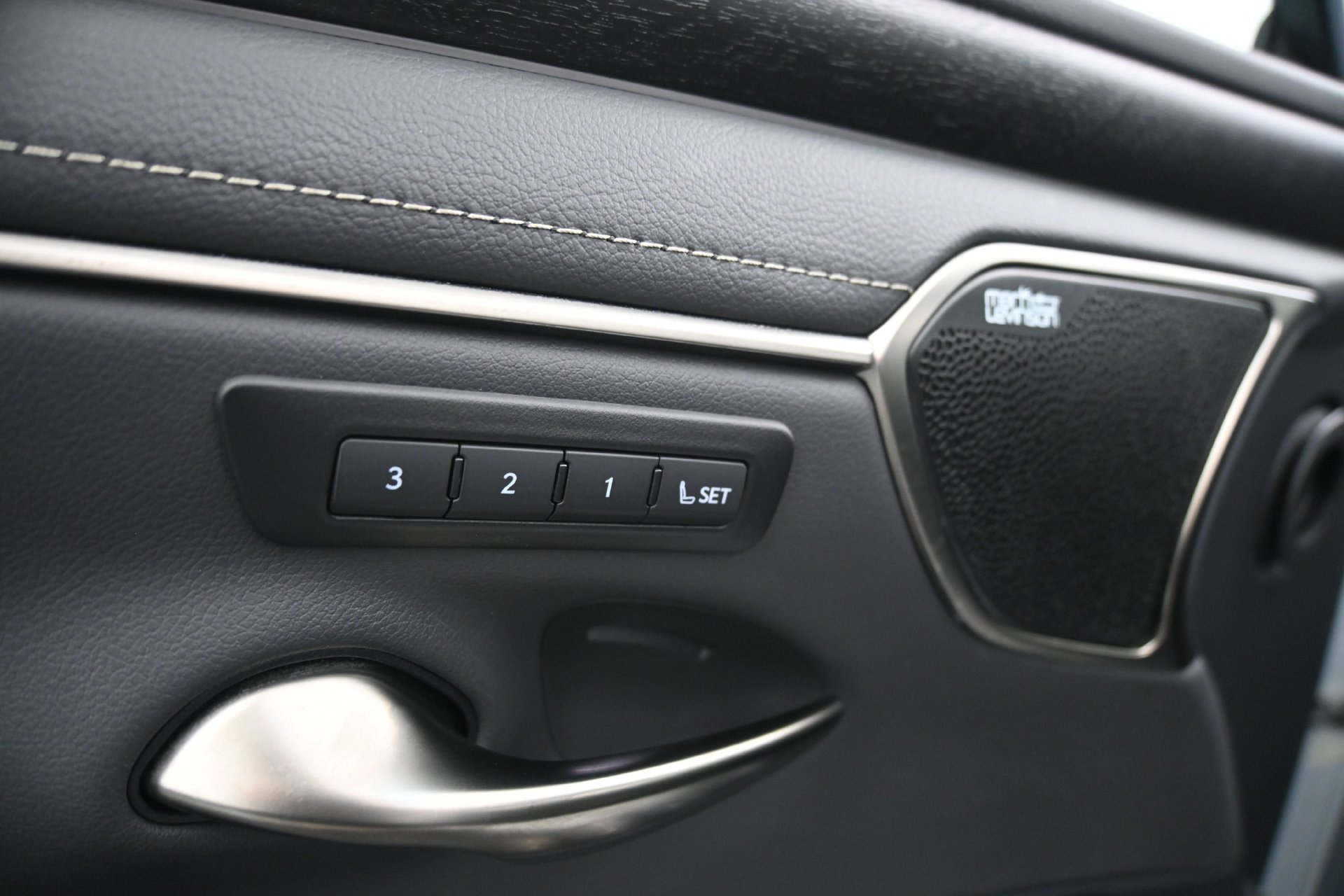 Used 2025 Lexus ES 300h FWD image 17
