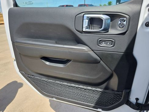 Used 2025 Jeep Wrangler Unlimited Sahara image 27