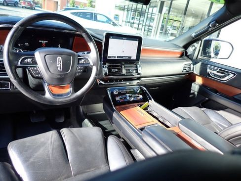 Used 2020 Lincoln Navigator Reserve image 16