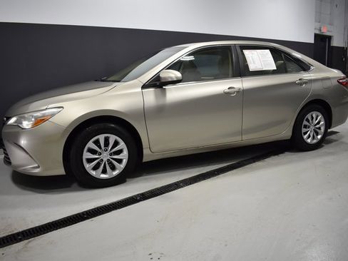 Used 2016 Toyota Camry LE image 2