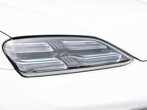 Certified 2025 Porsche Macan 4S Electric AWD/4WD image 28