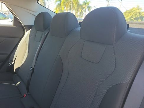 Certified 2022 Hyundai Elantra SE image 11