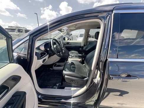 Used 2022 Chrysler Pacifica Touring-L FWD image 10