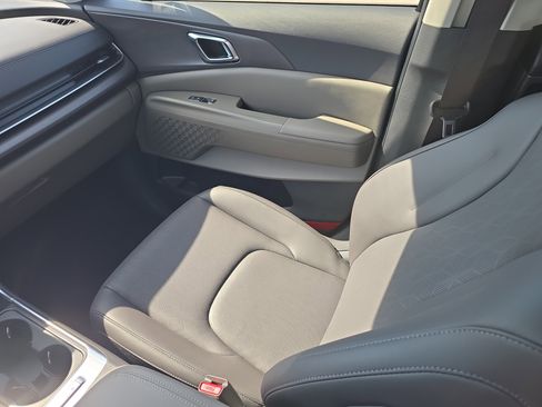 New 2026 Kia Carnival EX FWD image 16