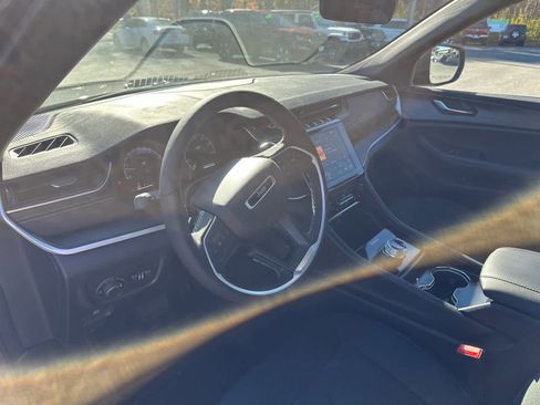 New 2025 Jeep Grand Cherokee Laredo w/ Luxury Tech Group I image 15