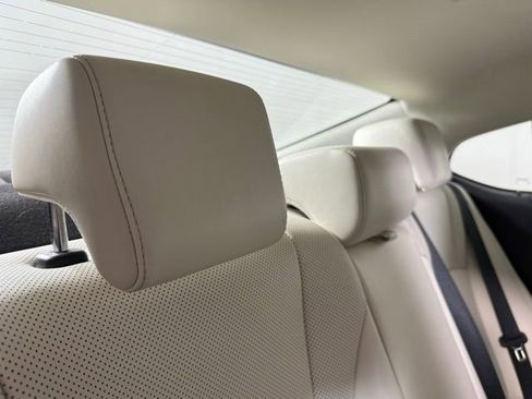 Used 2025 Lexus ES 300h w/ Premium Package image 30