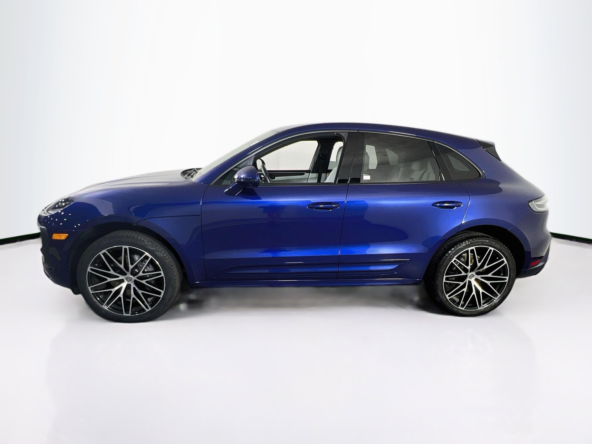 Used 2025 Porsche Macan w/ Premium Package Plus AWD/4WD image 8