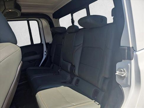 Used 2025 Jeep Gladiator Mojave w/ Convenience Group image 9