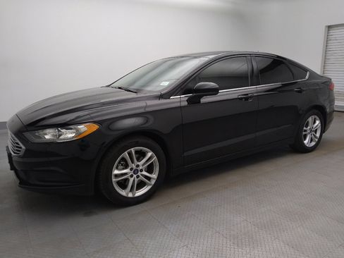 Used 2018 Ford Fusion SE w/ Fusion SE Technology Package image 2