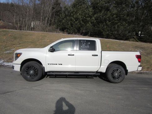 Used 2019 Nissan Titan SL w/ Midnight Edition AWD/4WD image 6
