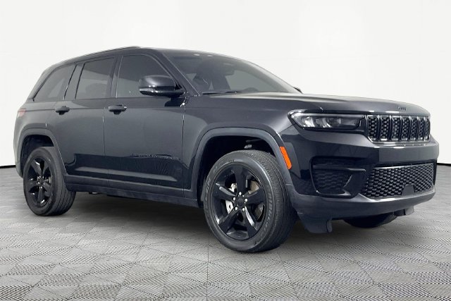 Used 2023 Jeep Grand Cherokee Altitude AWD/4WD image 3