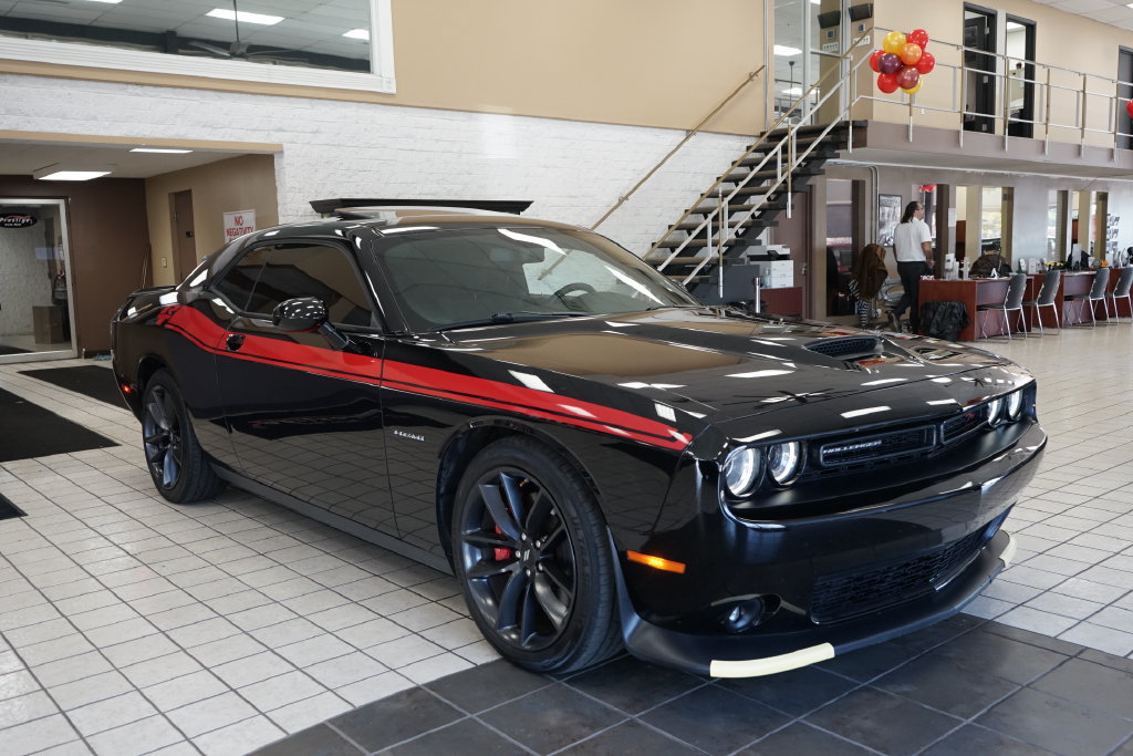Used 2022 Dodge Challenger R/T w/ Performance Handling Group RWD image 20