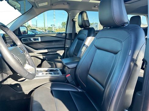 Used 2023 Ford Explorer XLT w/ Equipment Group 202A image 8