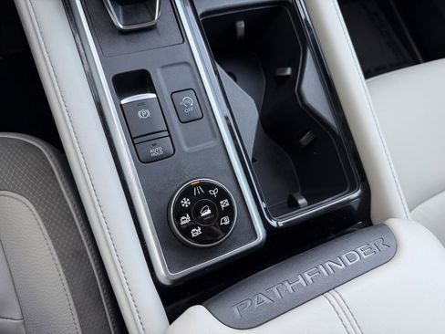 Used 2022 Nissan Pathfinder SL image 24