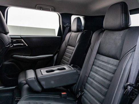 New 2025 Mitsubishi Outlander SE image 16