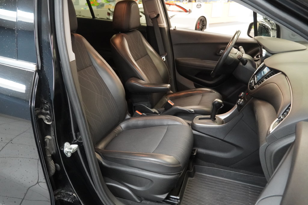 Used 2019 Chevrolet Trax LT w/ LT Convenience Package FWD image 21