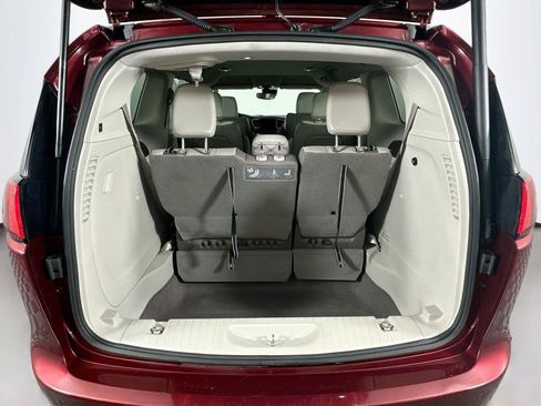 Used 2018 Chrysler Pacifica Touring-L w/ Advanced Safetytec Group FWD image 25