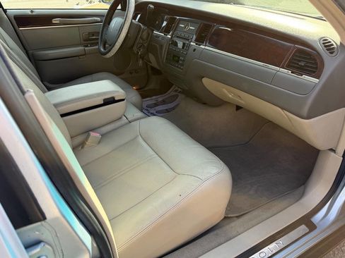 Used 2007 Lincoln Town Car Signature Limited image 17