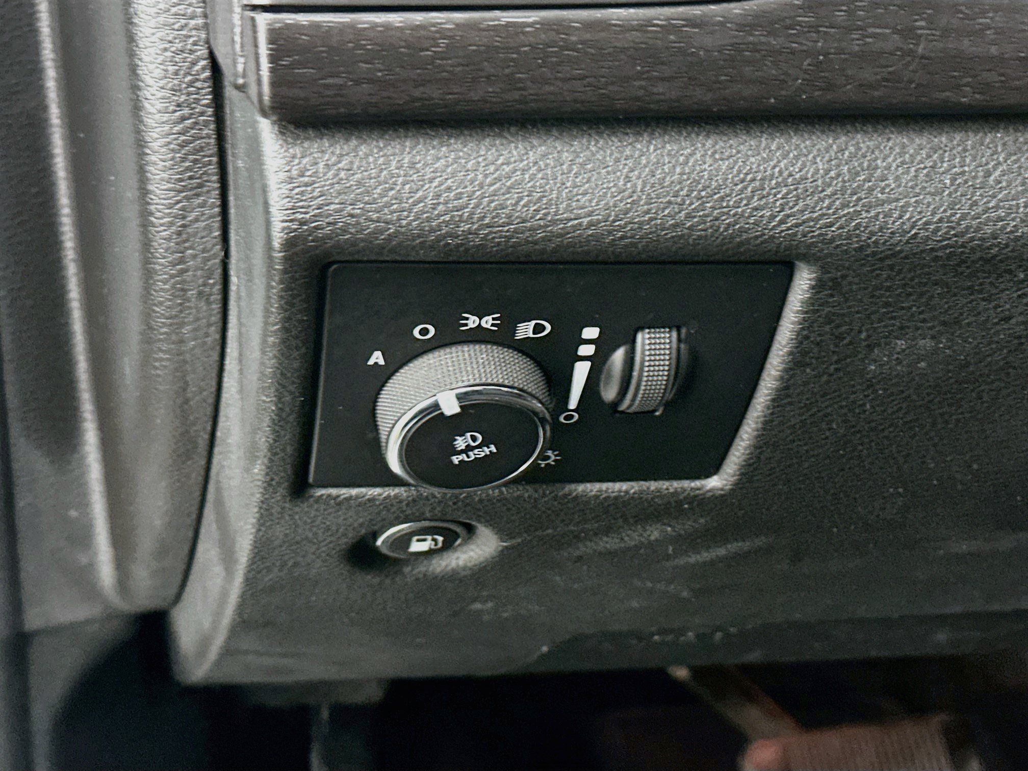 Used 2018 Jeep Grand Cherokee Laredo AWD/4WD image 17