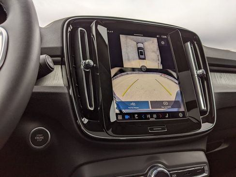 Certified 2025 Volvo XC40 B5 Ultra w/ Climate Package image 18