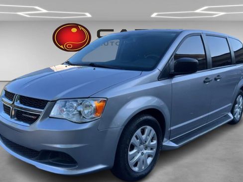 Used 2019 Dodge Grand Caravan SE w/ UConnect Hands-Free Group FWD image 1