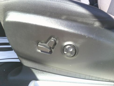 Used 2023 Chrysler Voyager LX FWD image 15