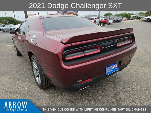 Used 2021 Dodge Challenger SXT w/ Driver Convenience Group RWD image 9
