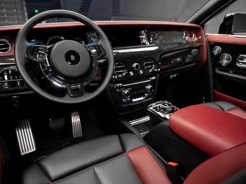 Used 2019 Rolls-Royce Phantom Sedan image 2