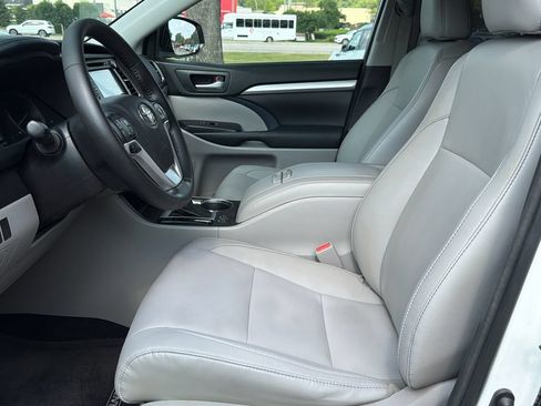Used 2017 Toyota Highlander XLE FWD image 18