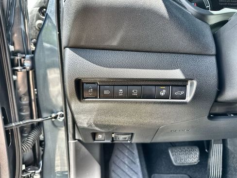 Used 2021 Toyota Venza Limited image 18