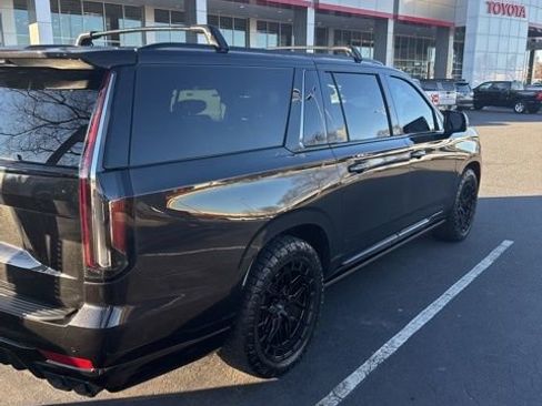 Used 2024 Cadillac Escalade ESV V image 3