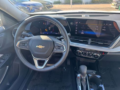 Used 2025 Chevrolet Trax LT w/ LT Convenience Package image 32