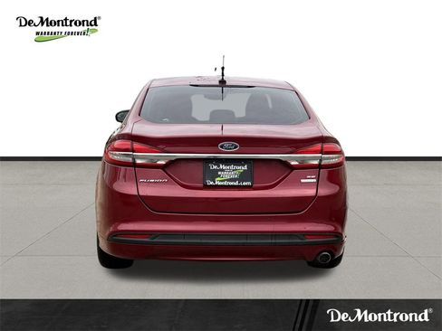 Used 2017 Ford Fusion SE w/ Fusion SE Technology Package image 3