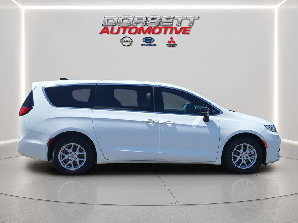 Used 2025 Chrysler Pacifica Select FWD image 5