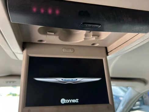 Used 2015 Chrysler Town & Country Touring image 20