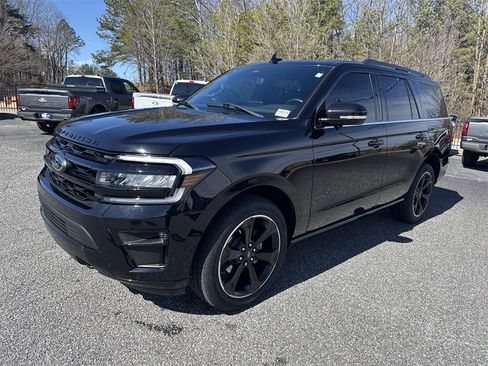 Used 2024 Ford Expedition Limited image 3