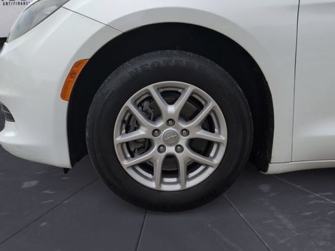 Used 2017 Chrysler Pacifica Touring FWD image 26