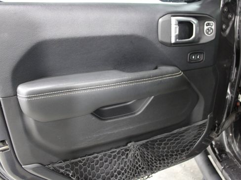 Used 2019 Jeep Wrangler Unlimited Sahara AWD/4WD image 6