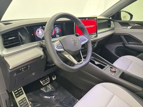 Used 2025 Volkswagen Tiguan SE R-Line image 4