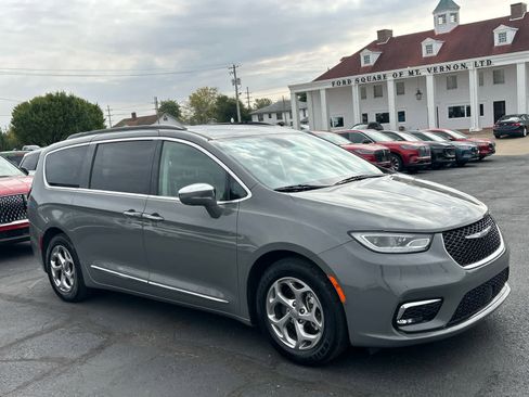 Used 2022 Chrysler Pacifica Limited image 4