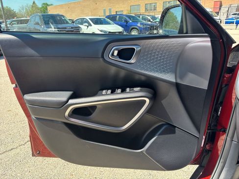 Used 2025 Kia Soul LX w/ LX Technology Package image 18