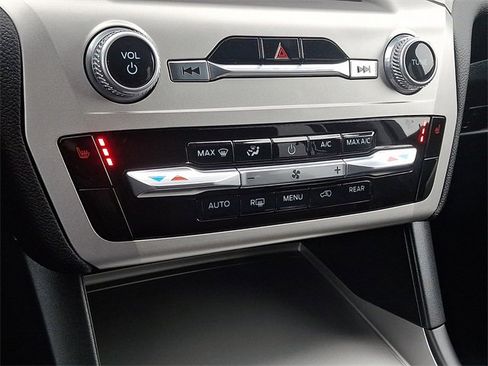 Used 2022 Ford Explorer XLT image 11