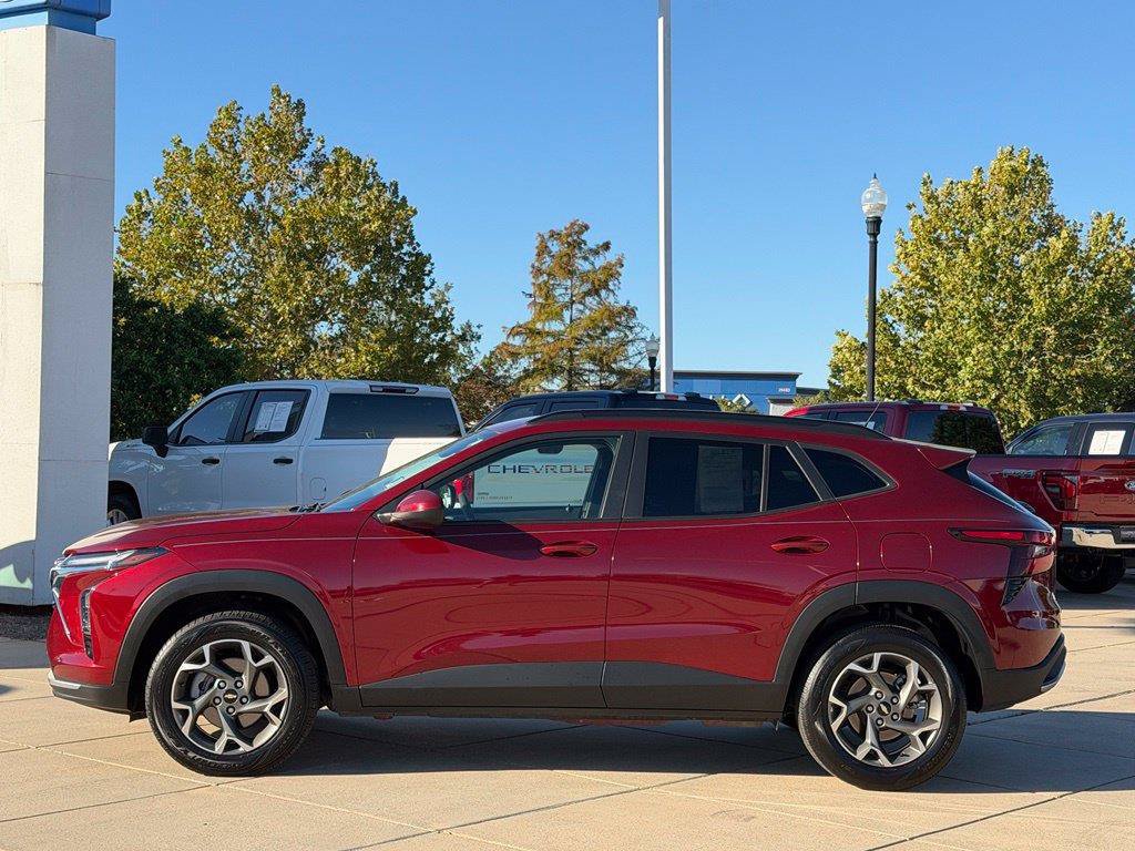 Used 2025 Chevrolet Trax LT FWD image 7