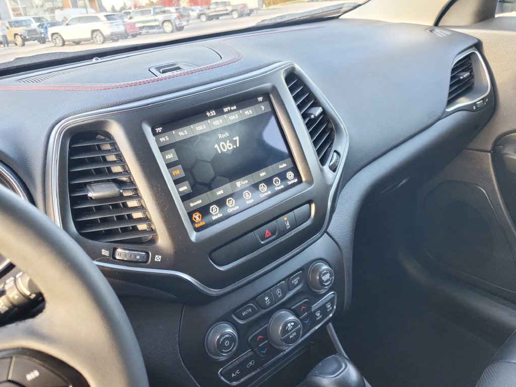 Used 2022 Jeep Cherokee Trailhawk w/ Premium Leather Package AWD/4WD image 27