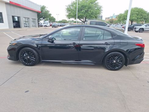 Used 2025 Toyota Camry SE image 3