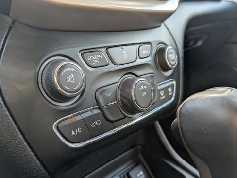 Used 2014 Jeep Cherokee Latitude image 19