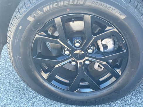 Used 2025 Jeep Grand Cherokee Altitude AWD/4WD image 8