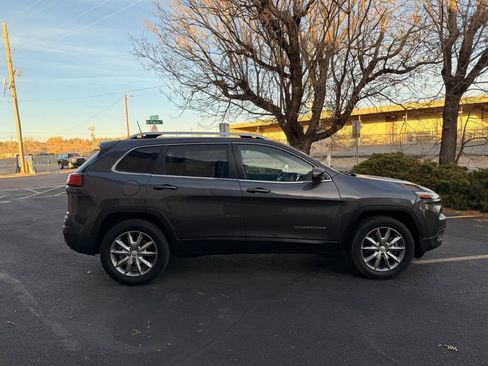 Used 2018 Jeep Cherokee Limited image 8