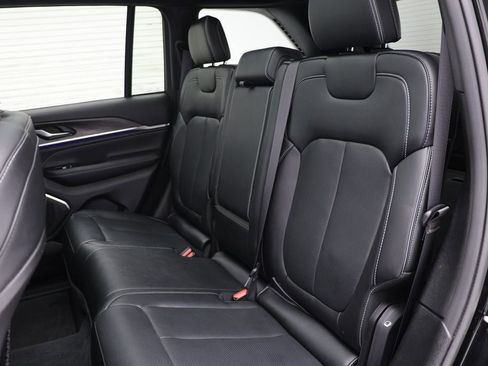 Used 2022 Jeep Grand Cherokee Overland image 12