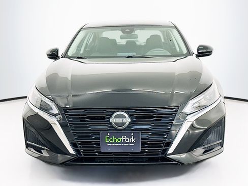 Used 2023 Nissan Altima 2.5 SV FWD image 2